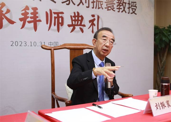 刘振寰，教授/主任医师，博士生导师，国粹针灸一绝“刘氏头针”创建者，是国务院特殊津贴专家、世界中医药学会联合会儿童保健与健康教育专业委员会及儿童脑瘫康复专业委员会副主任委员、中国针灸学会儿童脑病专业委员会副主任委员，《中国针灸》《中国儿童保健》《中医儿科学》杂志编委。先后获得全国科技创新奖、省级科技进步奖五项。2010年获得国际传统医学金针奖，全国中医康复保健先进个人及全国中医药治疗难治病学术贡献奖等荣誉数十项。运用小儿头针治疗脑病的科研项目获得国际奖项共计12项,被收录在英国剑桥大学《国际名人辞典》,并荣获“2022国际中华传统医学中医奖”。主编的全球首部中英版《实用儿童针灸学图谱》已在全世界发行，为我国中医针灸走向世界做出了贡献。