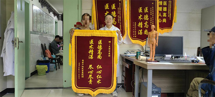 患者家属向王华赠送锦旗。叙州区融媒体中心供图
