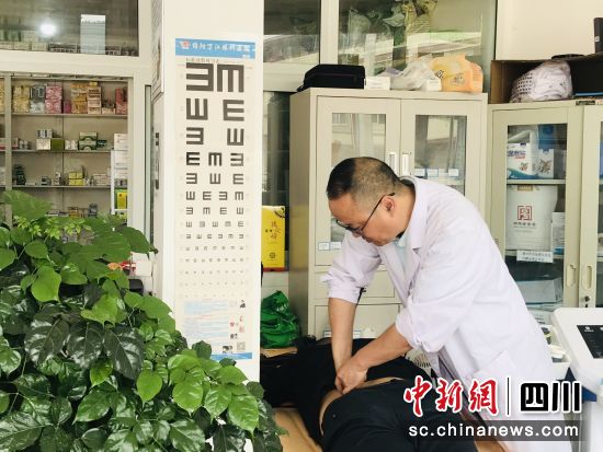为群众进行中医治疗。梓潼县融媒体中心供图