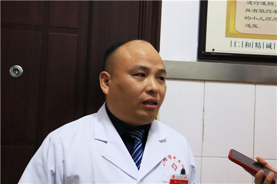 南阳：传承中医药文化守护儿童健康_fororder_南阳市中西医结合儿童医院院长申广生接受媒体采访.JPG
