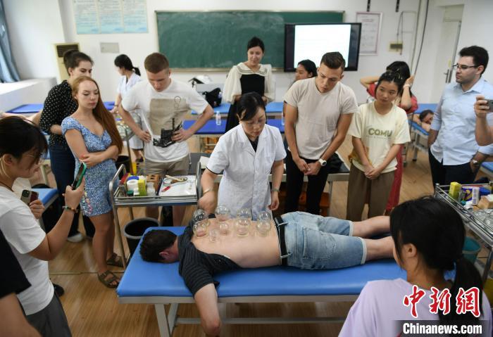 10个国家的41名师生在重庆体验中医疗法