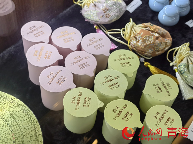 韵家口镇卫生院推出的中药茶饮。人民网马可欣摄